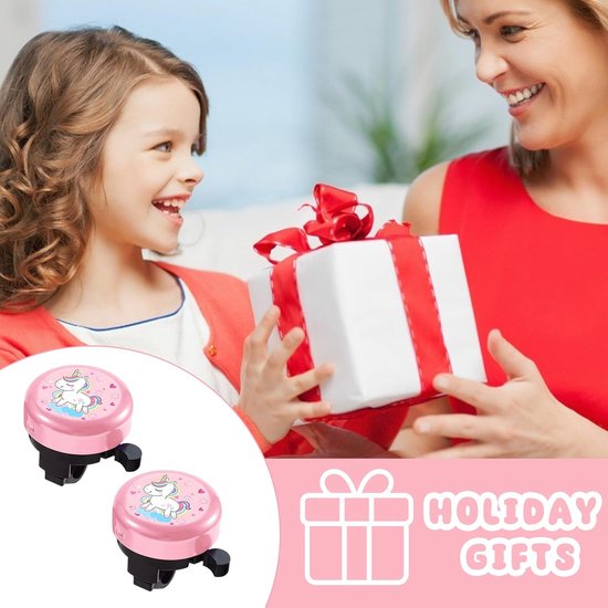 Vrolijk meisje krijgt een cadeau van een vrouw, met twee roze fietsbellen met eenhoorns.