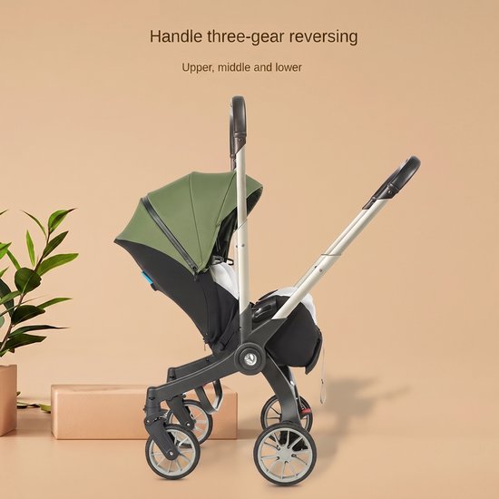 Legergroene kinderwagen met verstelbare handgreep in drie standen, weergegeven op een zandkleurige achtergrond.