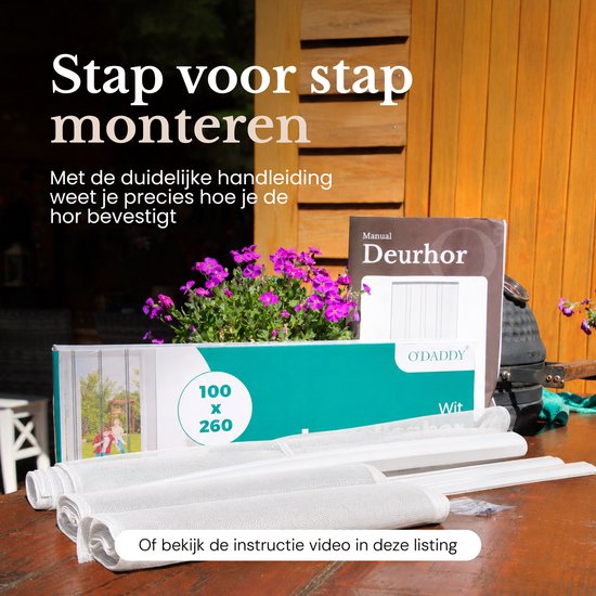 Productverpakking met "Stap voor stap monteren" en "Manual Deurhor". Een witte lamellenhor, rol met gaas en bloemen.