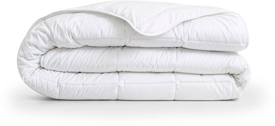 Couette blanche en microfibre pliée, motif matelassé.