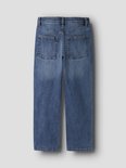 Achterkant van een losse, blauwe jeans met twee achterzakken.