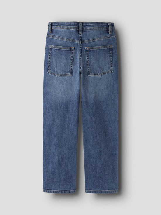 Achterkant van een losse, blauwe jeans met twee achterzakken.