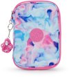 Dicht etui met aquarelprint, roze rits en een roze Kipling-logo met een pluizig roze sleutelhanger.