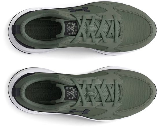 Bovenaanzicht van groene Under Armour sportschoenen met zwarte en witte details.