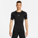 Man in zwart Nike Pro shirt met witte Nike 'swoosh' op de borst.