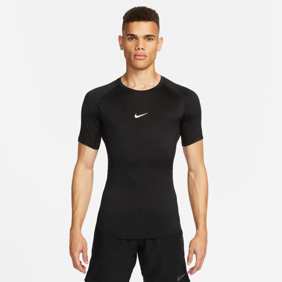 Man in zwart Nike Pro shirt met witte Nike 'swoosh' op de borst.