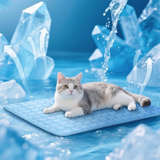 Grijze kat ligt op een lichtblauwe koelmat omringd door ijsblokken en water. Pijlen duiden op koeling en luchtcirculatie.