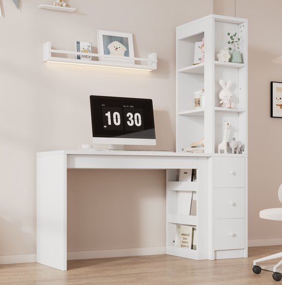 Bureau blanc avec ordinateur et tasse, une bibliothèque à quatre étagères et trois tiroirs sur le côté droit. Au-dessus des étagères, une étagère murale avec éclairage.