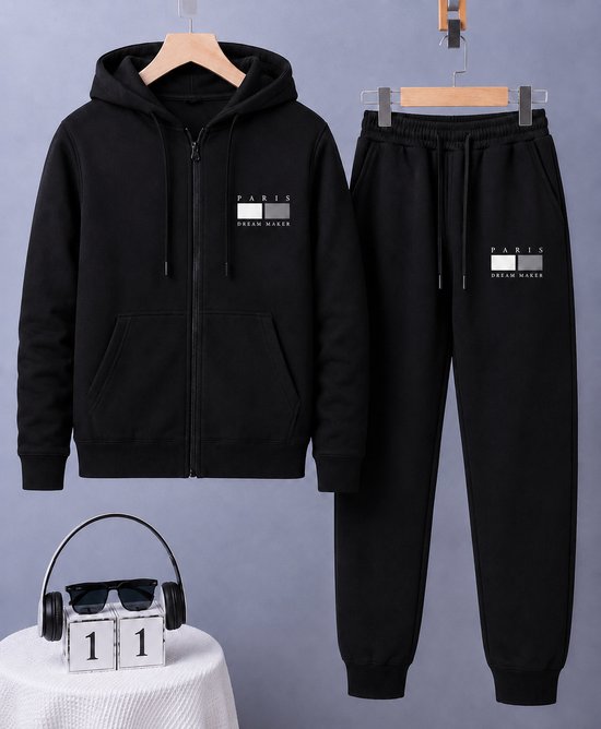 Zwart trainingspak, bestaande uit een hoodie met rits en joggingbroek, met logo.