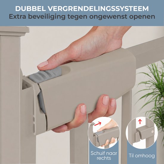 Close-up van een hand die het dubbele vergrendelingssysteem van een beige traphekje bedient.
