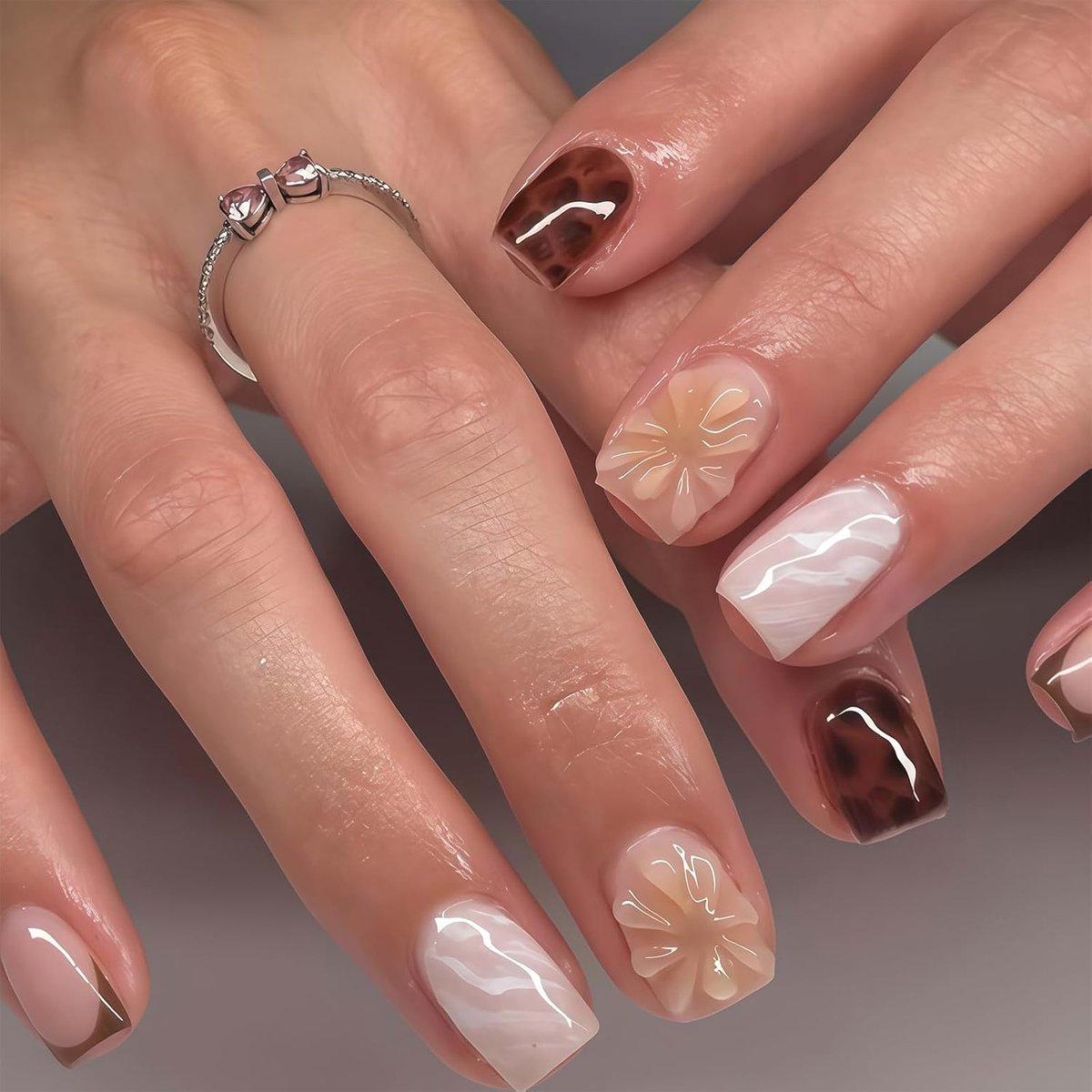 on Nails, 24 stuks Soft Gel Press on Nails Set, Stiletto Zwarte Nepnagels met Bruin Schildpadden Bloemdesign, Gemakkelijk Aanbrengen, Herbruikbare Volledige Dekking Nagels voor
