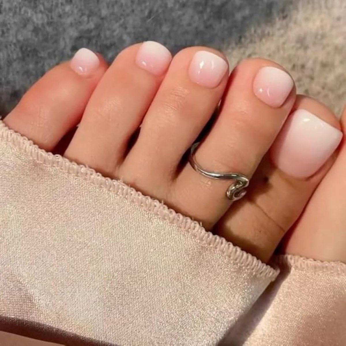 24 stuks nep tenennagels voetnagels om op te plakken kort, vierkant roze ombre wit roze verloop wit kunstmatig teennagels volledige dekking voet press on nagels met lijm, kunstmatige