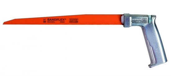 Zilverkleurige handgreep met een lange, oranje zaag. Sandflex 11" zaagblad.