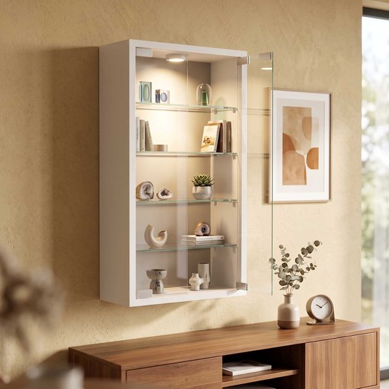 Witte vitrinekast met 4 glazen planken en ledverlichting, hangend aan een muur.