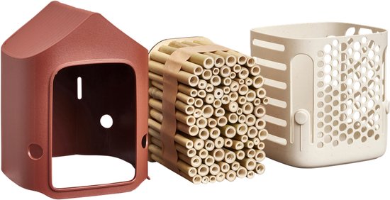Een roodbruin huisje, rieten buisjes en een crème insectenhotel uit elkaar.