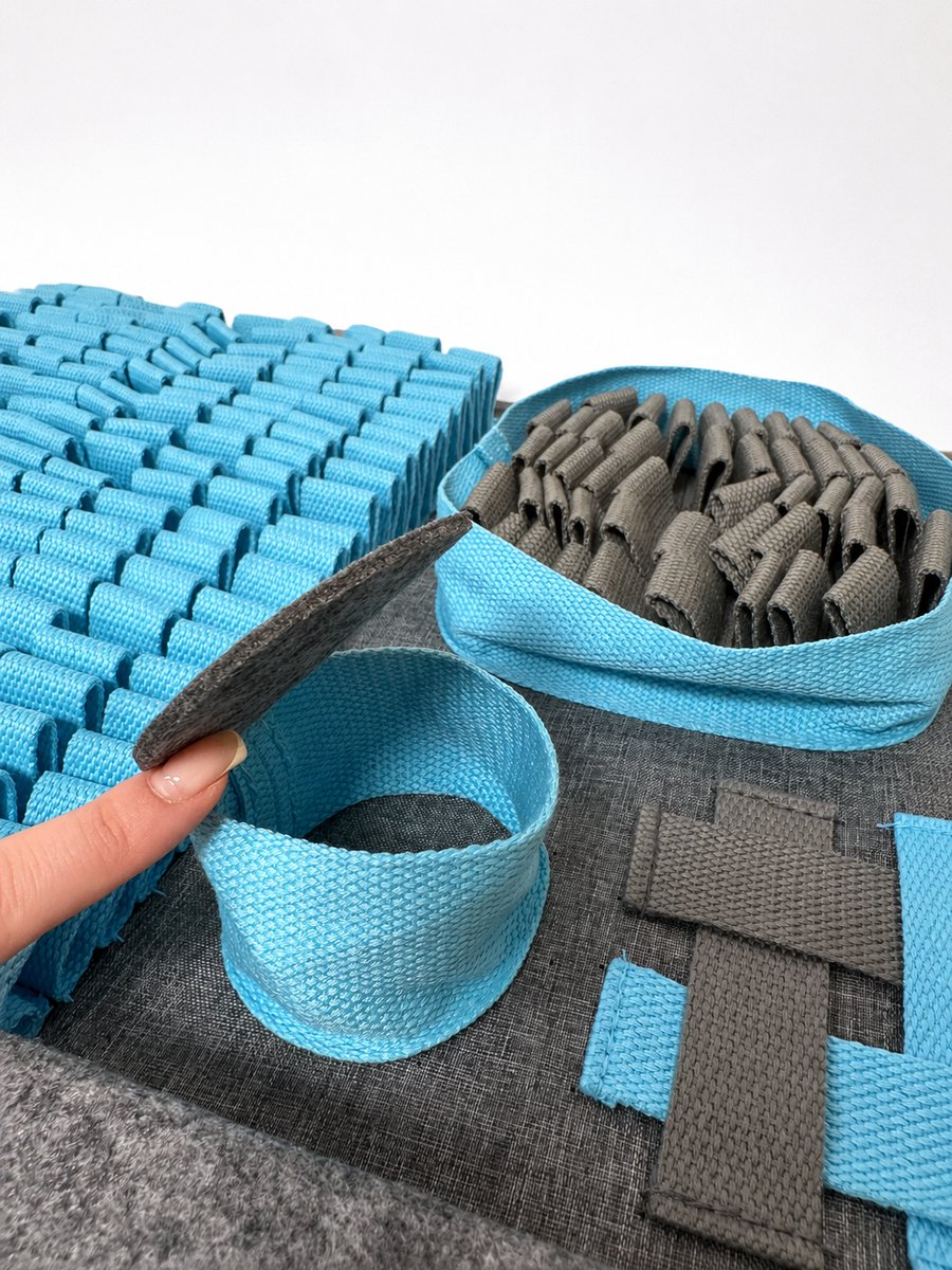 ZoeZo Snuffelmat Hond 65 x 45 cm - Anti-Schrok Voermat - Slowfeeder - Denkspel met 10 Zoekzones en Moeilijkheidsniveaus - Opvouwbaar - Grijs/Blauw thumbnail 6