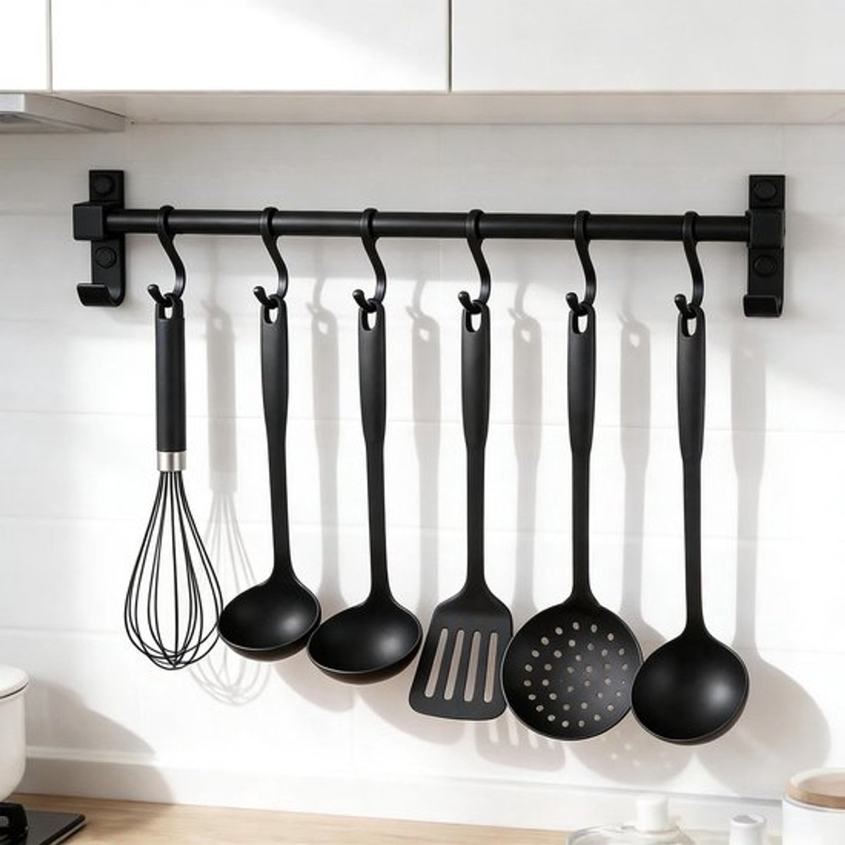 Haaklijst 40 cm - Zwart Aluminium - 6 Verstelbare Haken - Multifunctionele Keukenrailing - Veiligheidsafstand voor Messen - Krasbestendig en Roestvrij - Keukenrek