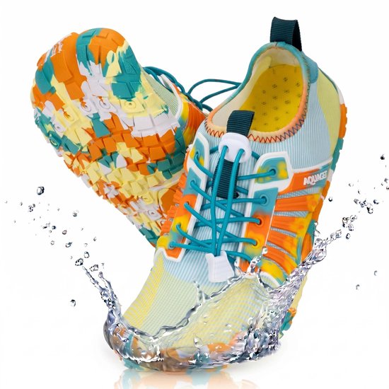 Meerkleurige waterschoenen met oranje, gele, groene en witte camouflageprints, omringd door waterspetters.