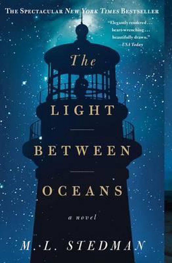 Boekomslag van The Light Between Oceans door M.L. Stedman met silhouet van een vuurtoren tegen een sterrenhemel.