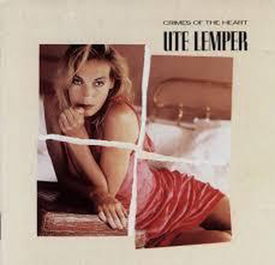 Ute Lemper in roze jurk, albumhoes 'Crimes of the Heart'.