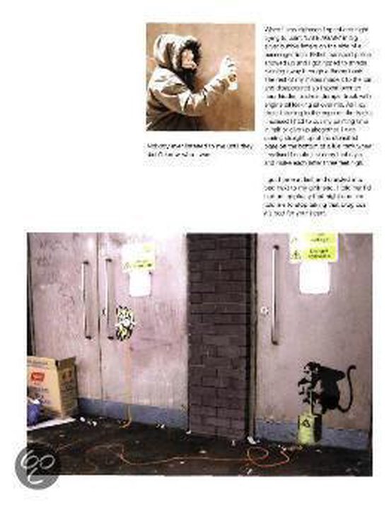 Een foto van een persoon die spuitbus gebruikt en een muur met een aap-stencil.