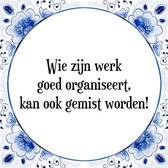 Tegeltje met Spreuk (Tegeltjeswijsheid): Wie zijn werk goed organiseert, kan ook gemist worden! + Kado verpakking & Plakhanger