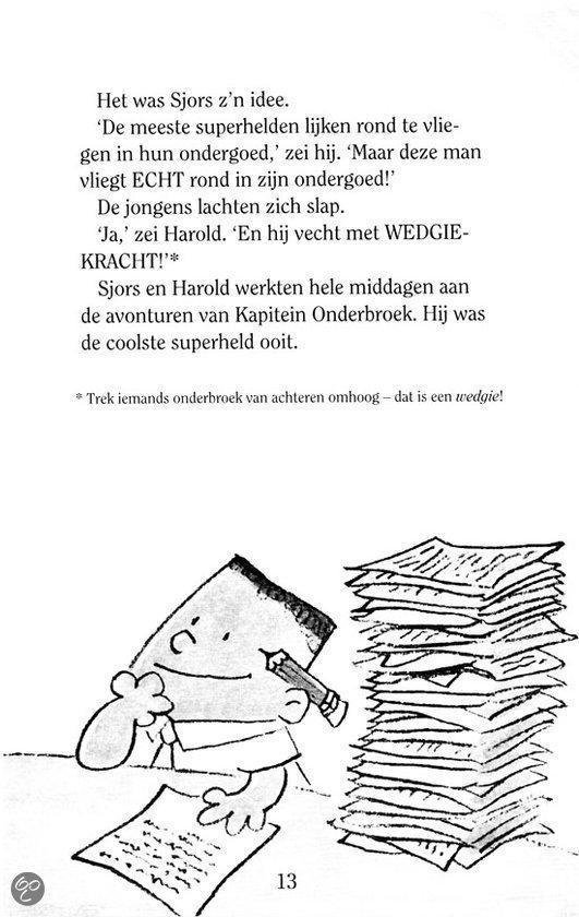 Een jongen met krullend haar denkt na terwijl hij een potlood vasthoudt, met een stapel papier ernaast.