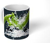 Mok - Groene peultjes opspringend uit het water zwarte achtergrond - 350 ML - Beker