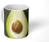 Mok - Eenzame avocado op een zwarte tafel - 350 ML - Beker