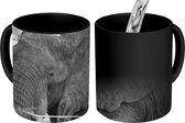 Magische Mok - Foto op Warmte Mokken - Koffiemok - Close-up van een Afrikaanse olifant in zwart-wit - Magic Mok - Beker - 350 ML - Theemok