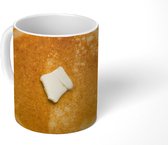 Mok - Een pannenkoek met boter op een bord - 350 ML - Beker