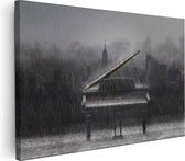 Artaza Canvas Schilderij Piano in de Regen voor een Stad - 90x60 - Foto Op Canvas - Canvas Print - Muurdecoratie
