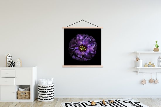 fleur violette qui est représentée sur un fond noir affiche scolaire lattes plates vierges 120x120 cm - Tirage photo sur affiche textielposter (décoration murale salon / chambre)