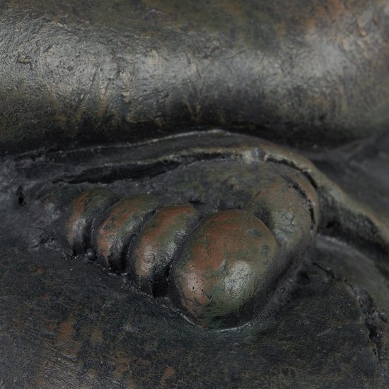 Gedetailleerde close-up van de donkergrijze voet van een Boeddhabeeld, met zichtbare tenen.