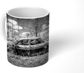 Mok - Roestige auto in een veld - zwart wit - 350 ML - Beker