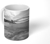 Mok - Uitzicht over het water bij de Sydney Harbour Bridge in Australië - zwart wit - 350 ML - Beker