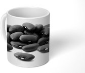 Mok - Stapel van glanzende nierbonen - zwart wit - 350 ML - Beker