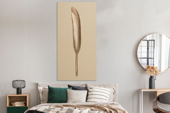 Canvas schilderij 80x160 cm - Wanddecoratie Goud geverfde veer op een gouden achtergrond - Muurdecoratie woonkamer - Slaapkamer decoratie - Kamer accessoires - Schilderijen