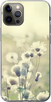 Geschikt voor iPhone 12 Pro hoesje - Bloemen - Veld - Wit - Siliconen Telefoonhoesje