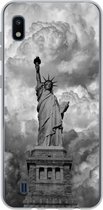 Geschikt voor Samsung Galaxy A10 hoesje - Vrijheidsbeeld in New York op een bewolkte dag in zwart-wit - Siliconen Telefoonhoesje