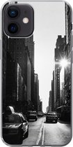 Geschikt voor iPhone 12 hoesje - Een rustige straat in New York in zwart-wit - Siliconen Telefoonhoesje