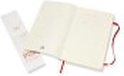 Liggend rood Moleskine notitieboek met open pagina's en een rood lint.