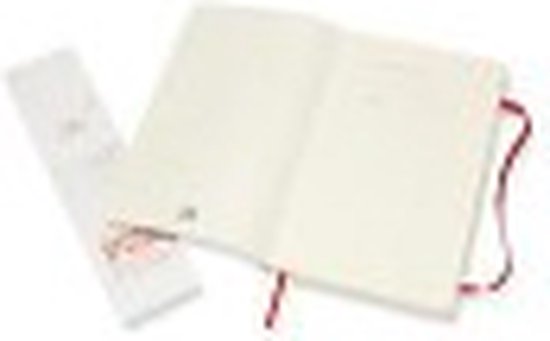 Liggend rood Moleskine notitieboek met open pagina's en een rood lint.