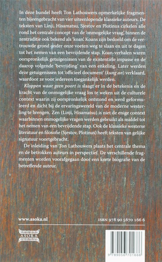 Achterkant van het boek 'Kloppen waar geen poort is' met tekst en ISBN.