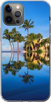 Geschikt voor iPhone 13 Pro hoesje - Bij Wailea Beach op Hawaii worden palmbomen gereflecteerd op het water - Siliconen Telefoonhoesje