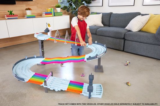 Jongen speelt met de Mario Kart Rainbow Road racebaan met lichteffecten.