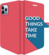 Apple iPhone 13 Pro Max Telefoonhoesje - Portemonneehoesje  - Met pasjeshouder - Met Quote - Good Things - Rood