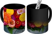 Magische Mok - Foto op Warmte Mok - Vers gesneden zinnia bloemen in een metalen bak - 350 ML