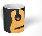 Mok - Koffiemok - Vooraanzicht van een akoestische gitaar op een zwarte achtergrond - Mokken - 350 ML - Beker - Koffiemokken - Theemok