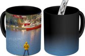 Magische Mok - Foto op Warmte Mok - Man op een pier in de Lofoten - 350 ML